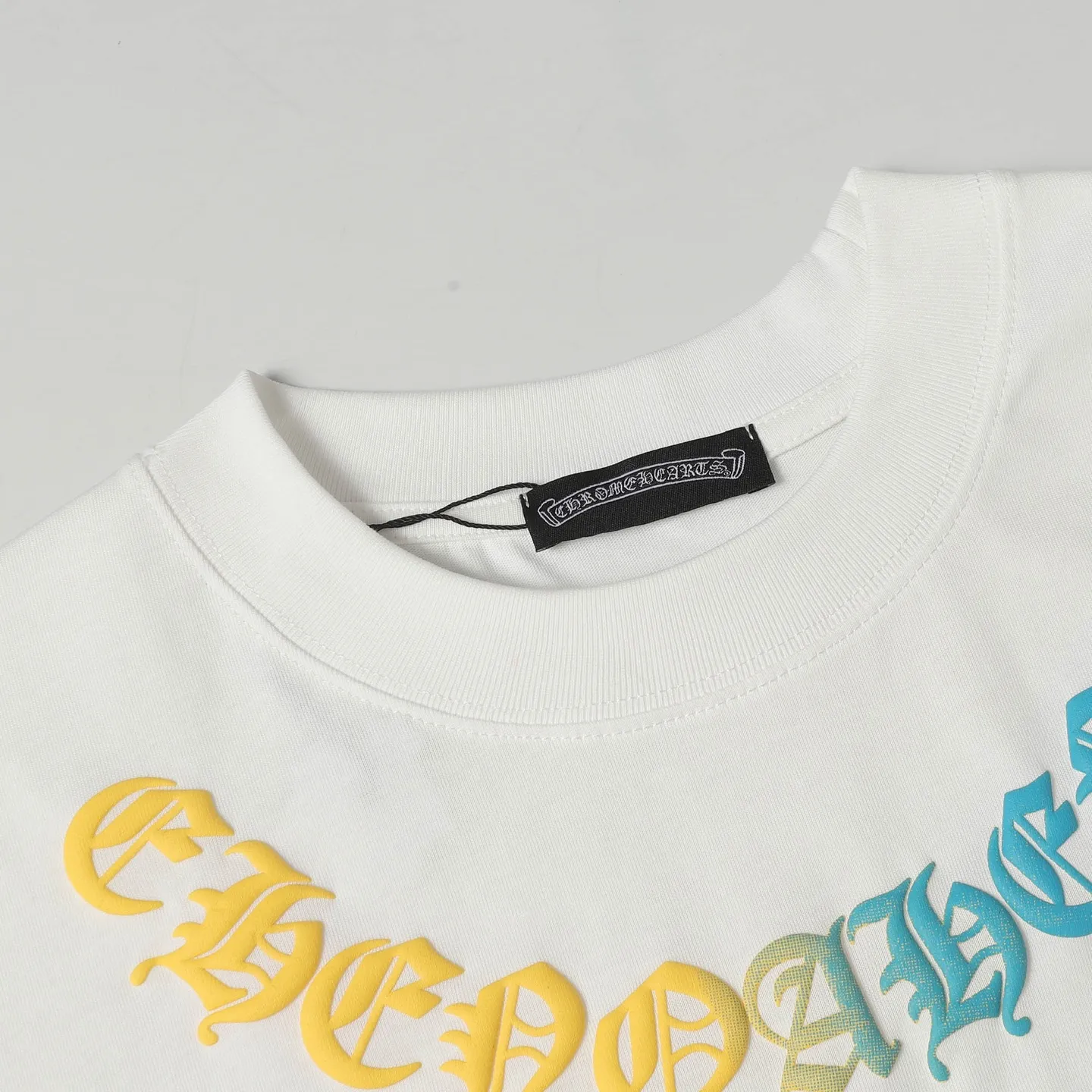 🅿️180 CHROME HEARTS/Chrome Heart CH gradient foam printed short-sleeved T-shirt The fabric is made of 280g heavy combed cotton, customized with 32 count 1*1 threads. The ready-made garments are washed twice. The fabric is comfortable and skin-friendly without any strange feeling. It is custom-dyed fabric with high textile density and good drape. It is not easy to deform. The thick texture and compact spinning process will not affect the breathability of the fabric. The saturation of the color is very high. Imported digital direct-injection printing technology. A versatile and good-looking short sleeve. The loose fit covers the flesh and looks slim. Size: XS-L